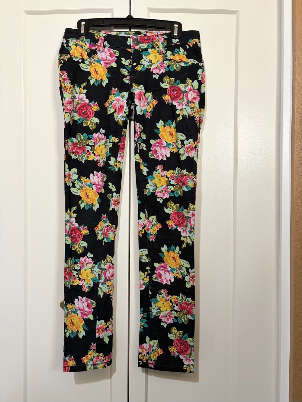 MUDD Black Floral Straight-Leg Jeans Size 5 Straight Leg Cotton 99% Spandex 1%